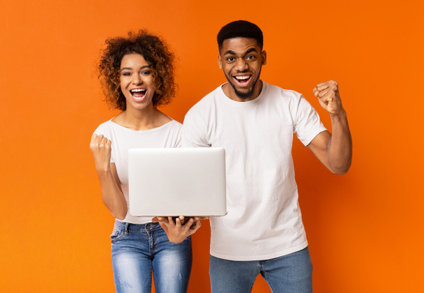 Emocionada pareja negra celebrando victoria con el ordenador portátil - Foto, Imagen