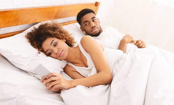 Frau plaudert mit Geliebtem auf Handy im Bett - Foto, Bild