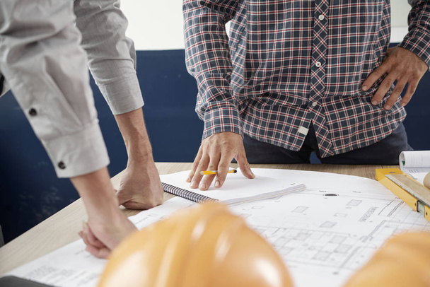 Mimar ve mühendis ev planı ve toplantı binasında sürecinin tartışılması - Fotoğraf, Görsel