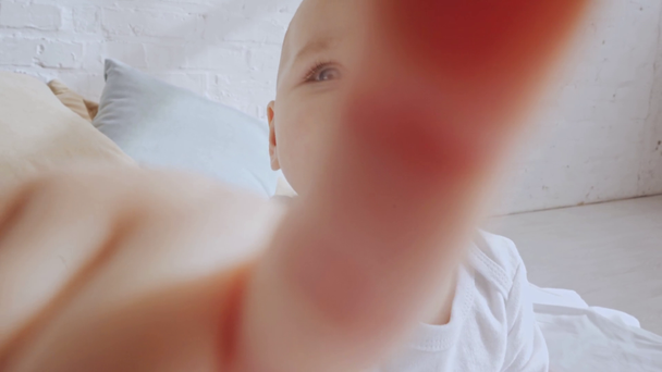 カメラで指を見て、ポインティング愛らしい子供の選択的焦点 - 映像、動画