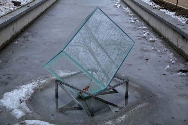 Dekoratif cam küp buz üstünde - Fotoğraf, Görsel