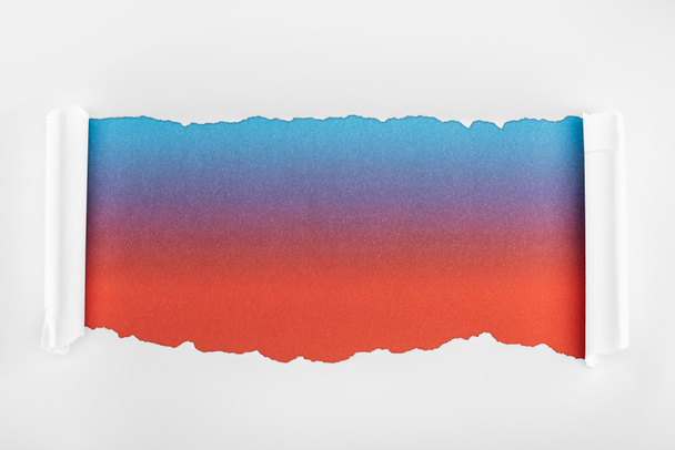 rasgado papel branco com bordas de ondulação em fundo multicolorido
 - Foto, Imagem