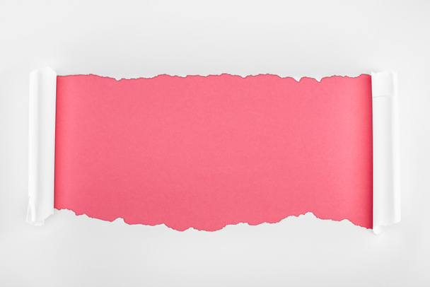 roztrhaný bílý texturované papír s okraji kudrlinkou na růžovém pozadí  - Fotografie, Obrázek