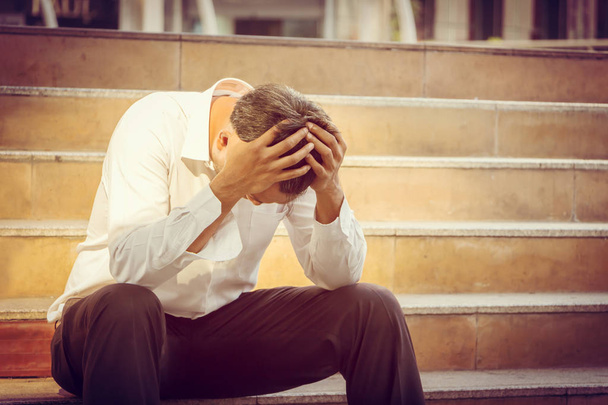 Μοναχικό επιχειρηματίας έχασε στην κατάθλιψη στις σκάλες στην πόλη, αίσθημα θλίψης έννοια. - Φωτογραφία, εικόνα