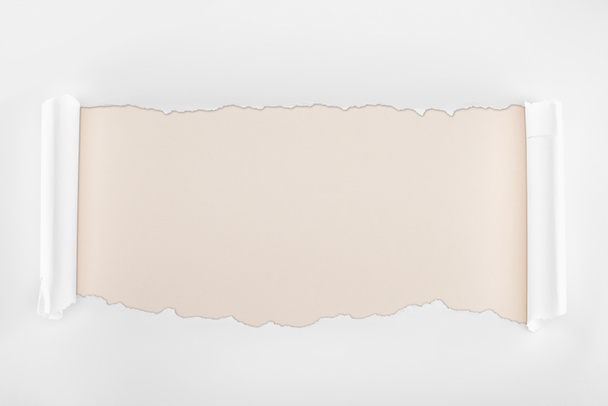 rasgado papel texturizado branco com bordas de onda no fundo de marfim
  - Foto, Imagem