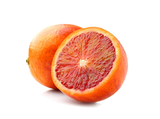 leckere blutorangefarbene Früchte auf weißem Hintergrund - Foto, Bild