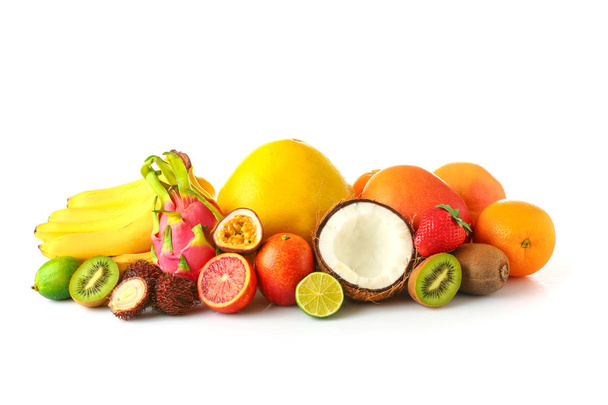 Assortiment van heerlijke exotische vruchten op witte achtergrond - Foto, afbeelding