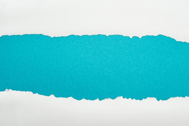 nezarovnaný bílý papír s prostorem pro kopírování na modrém pozadí  - Fotografie, Obrázek
