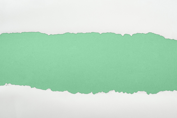 yeşil arka planda kopya alanı ile düzensiz beyaz dokulu kağıt  - Fotoğraf, Görsel