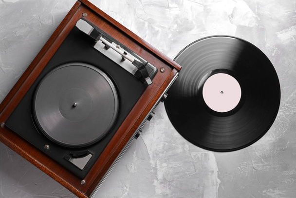 Grabador con disco de vinilo sobre fondo gris
 - Foto, Imagen
