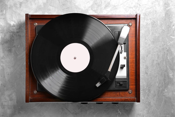 Lecteur de disques avec disque vinyle sur fond gris
 - Photo, image