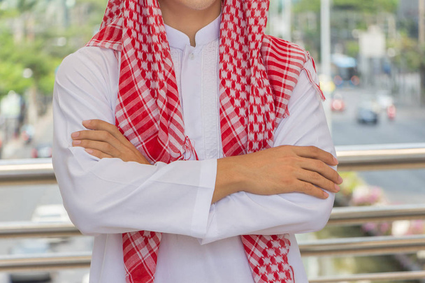 Empresário árabe pensando ou empreendedor olhando na cidade
 - Foto, Imagem