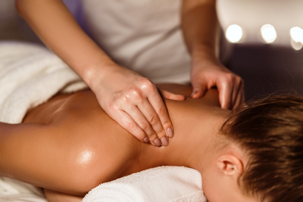 Massaggiatore fare massaggio al collo terapeutico per la ragazza
 - Foto, immagini