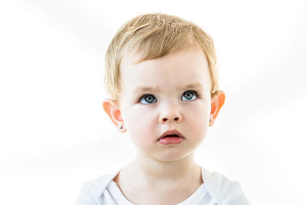 adorable bebé de ensueño con el pelo blanco mirando hacia arriba en aislado en blanco
 - Foto, Imagen