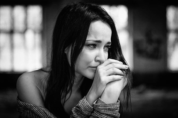 The girl suffers and cries. Portrait. Black and white - Foto, afbeelding