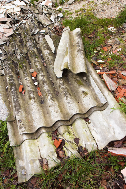Vertido ilegal de amianto - Techos de paneles de amianto ilegalmente aba
 - Foto, Imagen