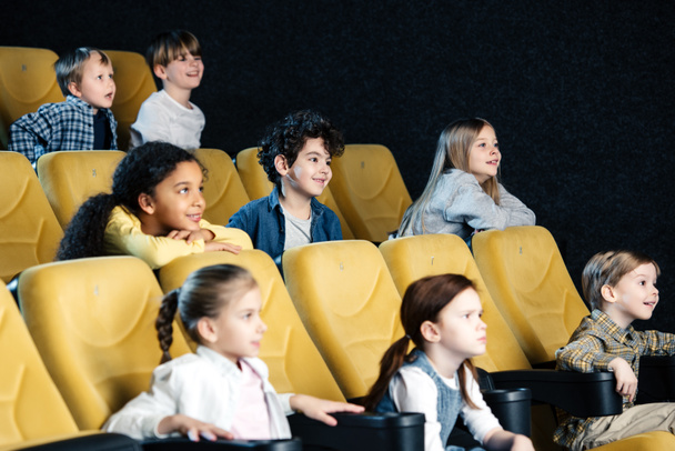 sorrindo amigos multiculturais assistindo filme no cinema juntos
 - Foto, Imagem