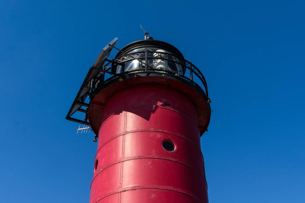 Kenosha Північна pierhead (голова пристані) маяк в кінці зими/початку весни. - Фото, зображення