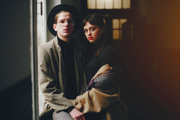 A trendy couple in a gloomy city - Fotografie, Obrázek
