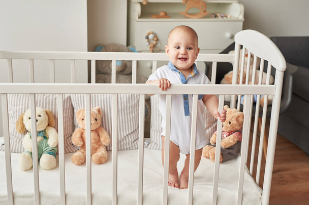 Junge im Bett mit Spielzeug im Kinderzimmer - Foto, Bild