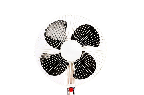 Elektrikli fan üzerinde beyaz izole - Fotoğraf, Görsel