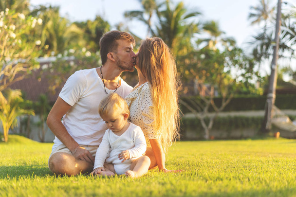 famille heureuse sur l'île tropicale au coucher du soleil jouer avec son fils
 - Photo, image