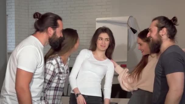 Sikeres üzleti csapat egységét mutatja, kezükben összerakva - Felvétel, videó