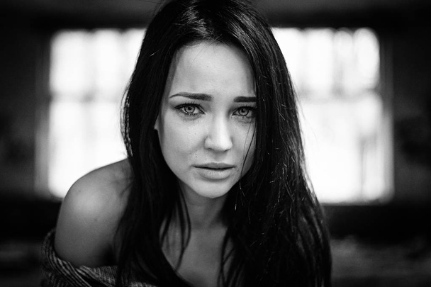 The girl suffers and cries. Portrait. Black and white - Фото, изображение