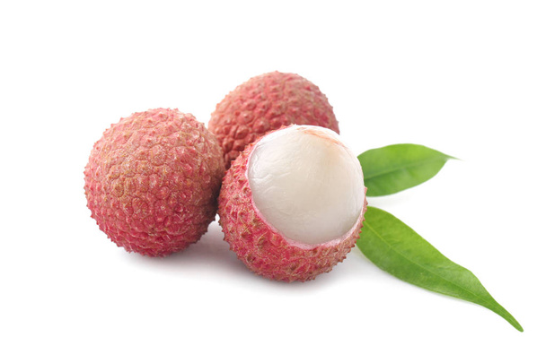 smakelijke litchi vruchten op witte achtergrond - Foto, afbeelding
