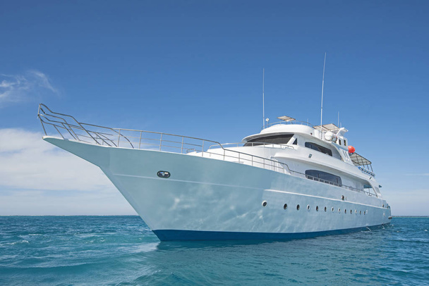 豪華なモーター ヨット tropcial 海をセーリング - 写真・画像