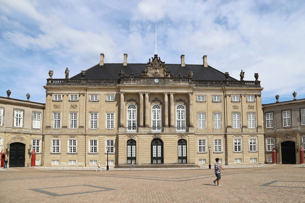 COPENHAGUE, DANEMARK - 12 JUILLET 2018 : Les gens sur la place devant le château royal à Copenhague, Danemark
 - Photo, image