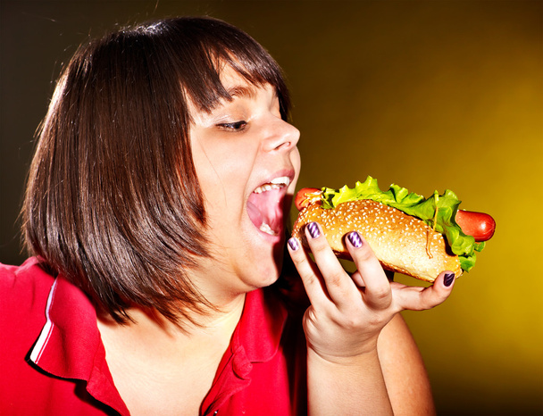 Femme manger hamburger
. - Photo, image