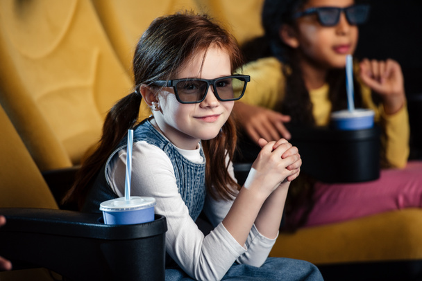 επιλεκτική εστίαση της πολυπολιτισμικής φίλοι σε 3d γυαλιά, παρακολουθώντας την ταινία στο σινεμά - Φωτογραφία, εικόνα