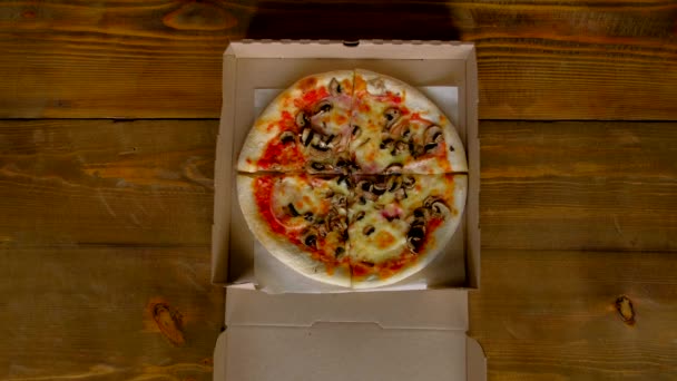 felső nézet-a női kéz színes manikűrrel egy szelet pizzát vesz igénybe. - Felvétel, videó