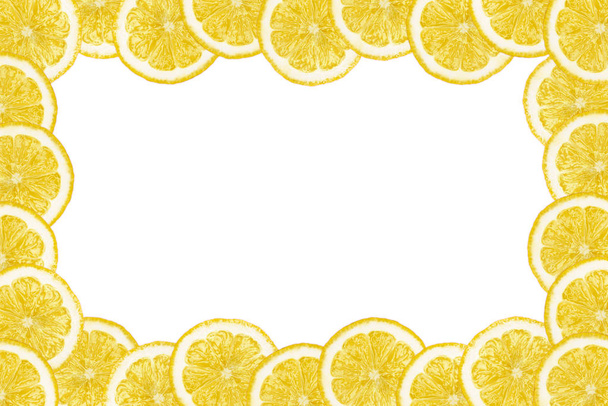 Vzor vyrobený z čerstvé citrónové řezy na bílém pozadí s kopií prostoru uprostřed. Pohled, flatlay. Ovocné pozadí. - Fotografie, Obrázek