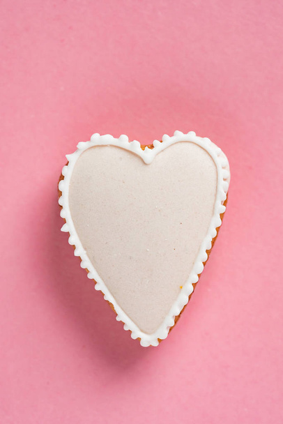 Heart shaped cookie made by hand - Фото, зображення