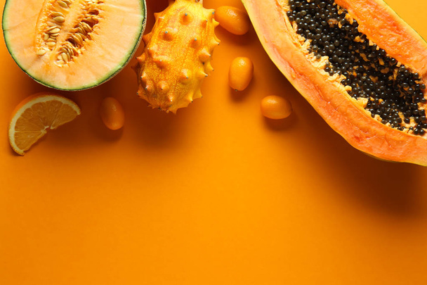 Асортимент смачних екзотичних фруктів на кольоровому фоні
 - Фото, зображення