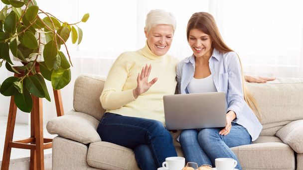 Videoanruf. Seniorin und Tochter benutzen Laptop - Foto, Bild
