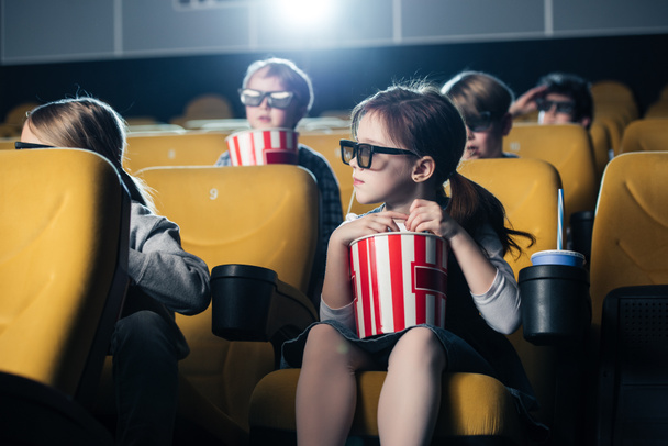 Multikulturelle Freunde in 3D-Brille sehen gemeinsam Film im Kino - Foto, Bild
