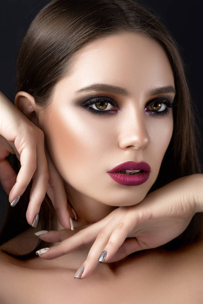 Brunette with expressive eye and lip makeup. Clean, radiant skin. - Foto, afbeelding