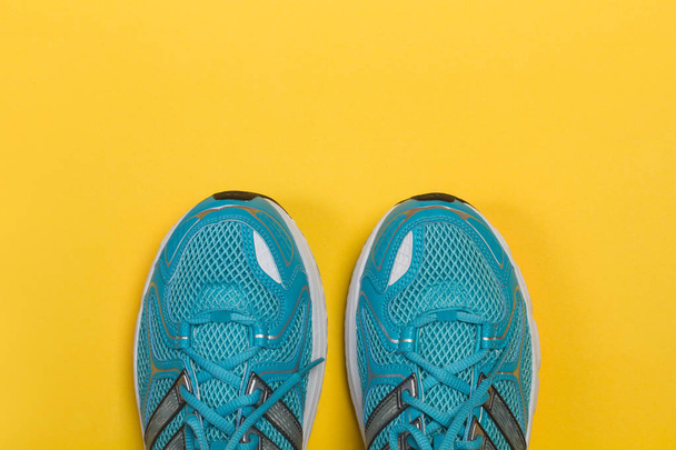 Çift ışık mavi spor ayakkabı - Fotoğraf, Görsel