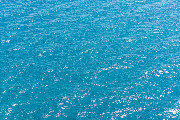 Schwarzes Meer. Ruhe auf der Krim. die Textur der Wasseroberfläche. die Wellen des Meeres. Wasser ist blau. - Foto, Bild