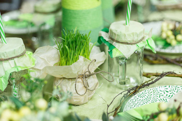 Served table at restaurant. Preparation for banquet. Restaurant table decoration for festive event. Green color - Foto, afbeelding