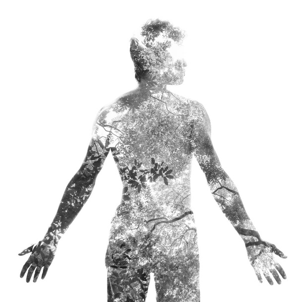 Doppelbelichtung, von einem jungen Mann ohne Hemd und Baumkleie - Foto, Bild