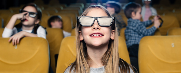 panoramische opname van glimlachen vrienden in 3d bril kijken naar film samen - Foto, afbeelding