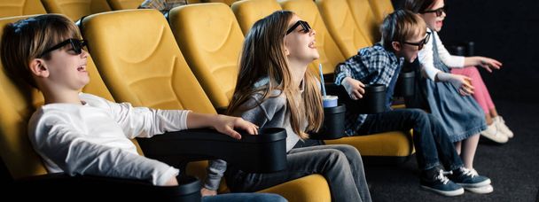 Panoramaaufnahme aufgeregter Freunde in 3D-Brille, die gemeinsam einen Film ansehen - Foto, Bild