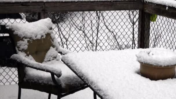 Αίθριο που καλύπτεται σε παχύ χιόνι το απόγευμα το χειμώνα - Πλάνα, βίντεο