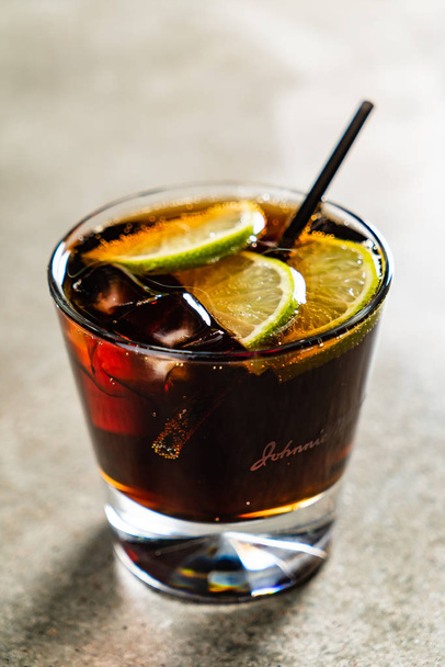 smakelijke alcoholische ouderwetse cocktail in de bar - Foto, afbeelding