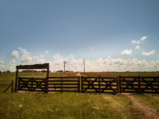 Entrada a un rancho
 - Foto, Imagen