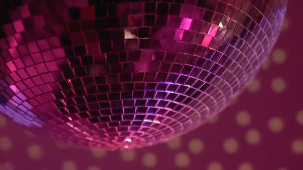 Espelho bola disco girando em luzes da discoteca, atmosfera festiva festa, diversão
 - Filmagem, Vídeo